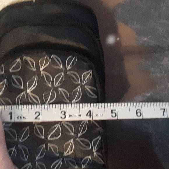 NWT phone purse crossbody leave design adjustable strap black 3 pockets - Picture 6 of 7